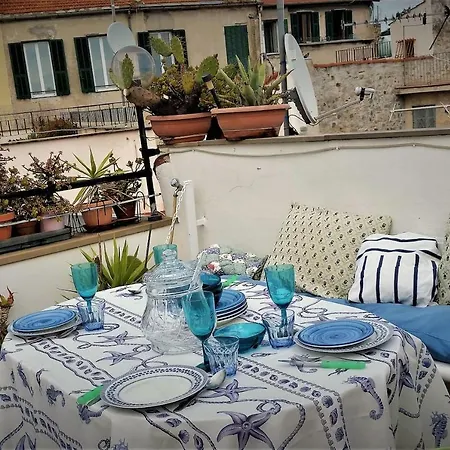 La Casa Sui Tetti, Nella Citta Vecchia Di *