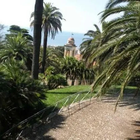 La Casa Sui Tetti, Nella Citta Vecchia Di *