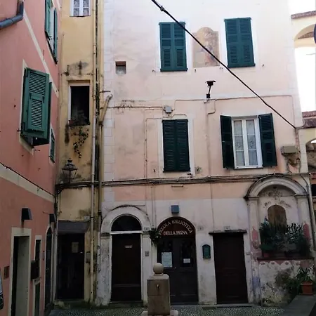 La Casa Sui Tetti, Nella Citta Vecchia Di * سانريمو